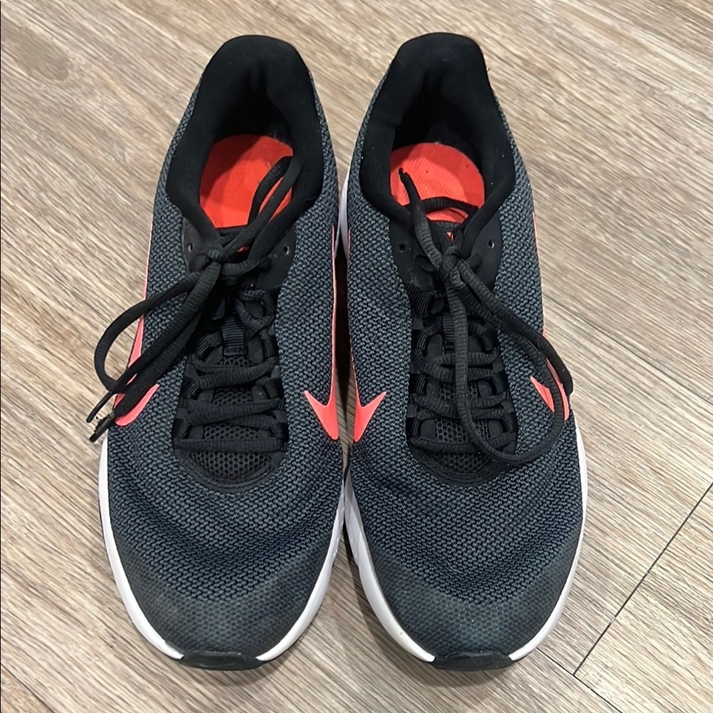 Women’s Nike Run All Day size 9